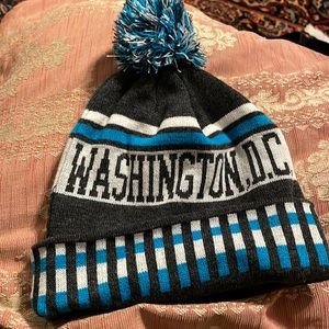 Washington DC” beanie with pompom like new